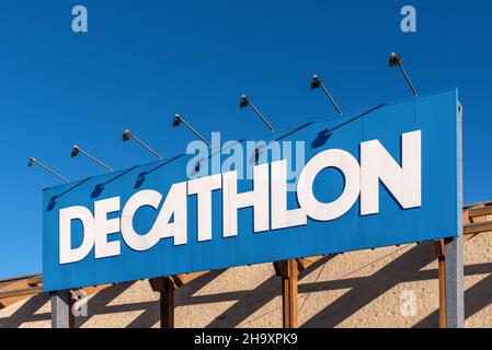 Turin, Italien - 6. Dezember 2021: Decathlon-Logo auf Schild am Eingang am blauen Himmel ist Decathlon der größte Sportartikelhändler der Welt Stockfoto