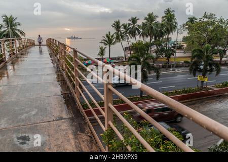 MANILA, PHILIPPINEN - 28. JANUAR 2018: Fußgängerüberführung über den Roxas-Boulevard im Ermita-Viertel in Manila, Philippinen Stockfoto