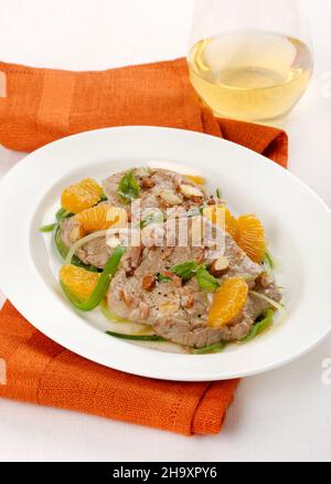 Kalbsschnitzel mit Orangenfilets und Mandeln Stockfoto