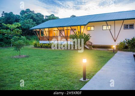 SEPILOK, MALAYSIA - 18. FEBRUAR 2018: Abendansicht des Nature Lodge Sepilok Grounds, Sabah, Malaysia Stockfoto