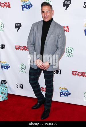 Hollywood, Usa. 08th Dez 2021. HOLLYWOOD, LOS ANGELES, KALIFORNIEN, USA – 08. DEZEMBER: Adam Cohen kommt bei Katie Welch und Jordan Kukers jährlichem Winter Wonderland Toys for Tots Charity Event 8th an, das von SIKI.io, DOGG Coin, Candy Pop und Cookie Pop und Tito's Vodka präsentiert wurde und am 8. Dezember 2021 in Yamashiro Hollywood, Los Angeles, Kalifornien, USA, stattfand. (Foto: Xavier Collin/Image Press Agency/Sipa USA) Quelle: SIPA USA/Alamy Live News Stockfoto