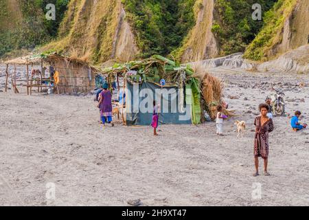 MT PINATUBO, PHILIPPINEN - 30. JAN 2018: Verarmtes Dorf, das auf einem Lahar des Pinatubo-Vulkans erbaut wurde. Stockfoto