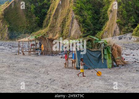 MT PINATUBO, PHILIPPINEN - 30. JAN 2018: Verarmtes Dorf, das auf einem Lahar des Pinatubo-Vulkans erbaut wurde. Stockfoto