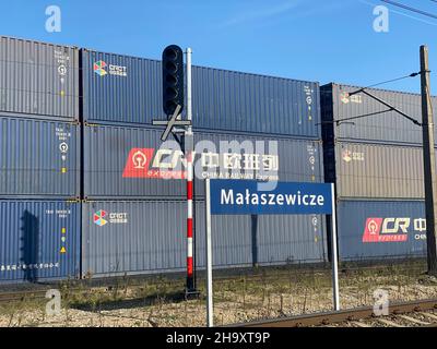 Warschau. 29th September 2021. Das Foto vom 29. September 2021 zeigt Frachtcontainer in Malaszewicze, Polen. ZUM THEMA „Feature: Wachstumschancen in China-Europa-Güterzugdiensten“ Quelle: Zhang Zhang/Xinhua/Alamy Live News Stockfoto