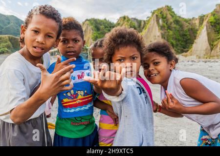 MT PINATUBO, PHILIPPINEN - 30. JAN 2018: Lokale Kinder auf einem Lahar des Pinatubo Vulkans. Stockfoto