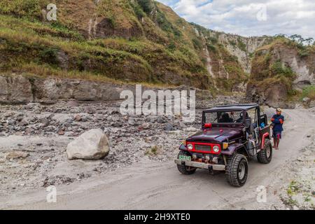 MT PINATUBO, PHILIPPINEN - 30. JAN 2018: Touristenfahrzeug auf einem Lahar-Schlammflowrest am Pinatubo-Vulkan. Stockfoto