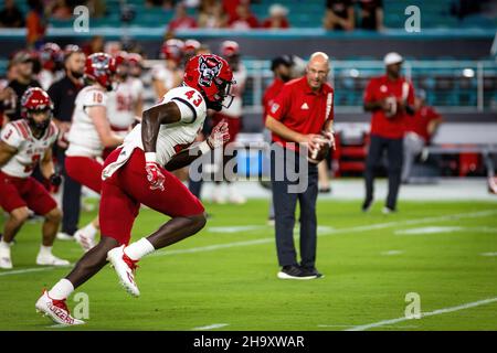 23. Oktober 2021 - Miami Gardens, Florida, USA: Miami Hurricanes gegen NC State Wolfpack, 2021 College Football Game im Hard Rock Stadium. Stockfoto