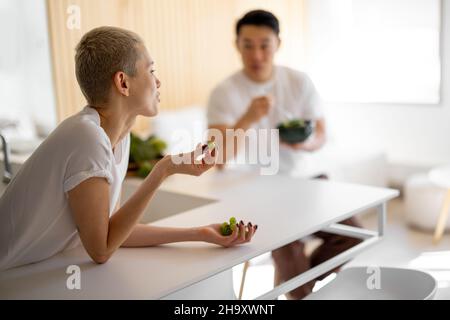 Paar essen Salat aus frischem Gemüse zu Hause Stockfoto