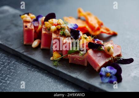 Gebratenen Thunfisch auf Salsa mit Gemüsechips aufflackern Stockfoto