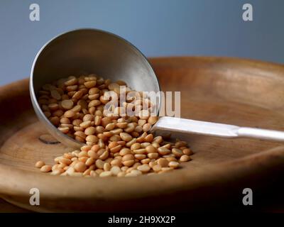 Gelbe Erbsen auf einer Schöpfkelle Stockfoto