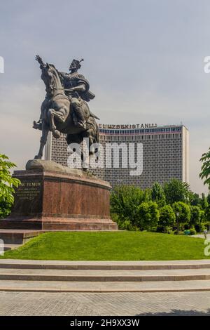 TASCHKENT, USBEKISTAN - 3. MAI 2018: Hotel Usbekistan und Tamerlane Timur Statue auf dem Skver im. Amira Temura Platz in Taschkent, Usbekistan Stockfoto