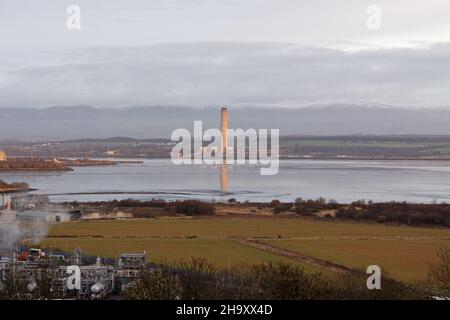 Abriss des Schornsteins des Kraftwerks Longannet. Scotlands letztes Kohlekraftwerk wurde 2016 geschlossen. Der 600' Schornstein wurde 9am 09/12/21 abgerissen. Stockfoto