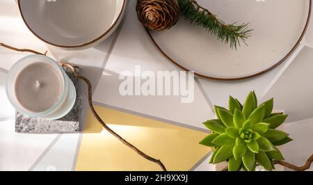 Kreative flache Lay Overhead Draufsicht Büromaterialien auf weiß gelben Tisch Arbeitsplatz, Innenelement, Hintergrund Kopie Raum Konzept Stockfoto