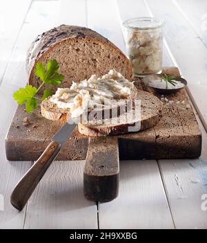 Traditionell gebackenes Brot mit knisterndem Fett und Salz auf einem Holzbrett Stockfoto