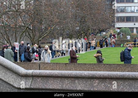 Schlange für Booster-Jabs vor dem St. Thomas' Hospital, South London, Großbritannien. Stockfoto