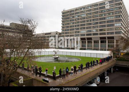 © lizenziert für London News Pictures. 03/12/2021. London, Großbritannien. Im Pop-up-Impfzentrum außerhalb von St. Thomas Hospita stehen Menschen Schlange, um einen Impfstoff zu erhalten Stockfoto