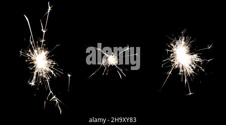 3-Pack von Blitzen von bengalischen Lichtern: Fire Sparklers isoliert auf schwarzem Hintergrund. Funken von Funken von brennenden Pyrotechnik auf schwarzem Overlay. Feuerwerk Glitzerlichter für Party- und Eventdesigns. Stockfoto