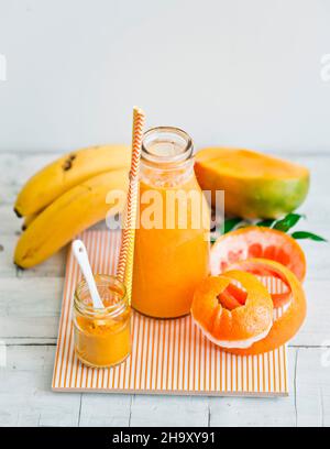 Ein gelber Smoothie in einer Glasflasche Stockfoto