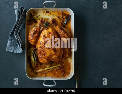 Hähnchen in einer roasing Dose rösten Stockfoto