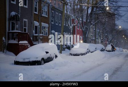 Halifax, Nova Scotia, Kanada. 9th. Dezember 2021. Halifax erwacht langsam nach seinem ersten Schneesturm der Saison, der jetzt über 20cm Schnee hinterlassen hat, Stockfoto