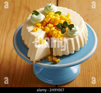 Ein Mini-cremiger Käsekuchen mit würziger Mango-Salsa Stockfoto