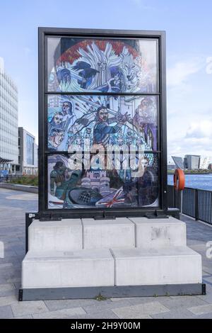 BELFAST, VEREINIGTES KÖNIGREICH - 04. Okt 2021: Eine vertikale Aufnahme eines Buntglasfensters in Belfast, das John Snow aus dem Game of Thrones zeigt Stockfoto