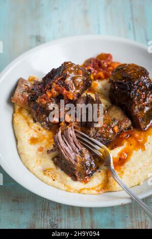 Rippchen im italienischen Stil mit Polenta Stockfoto