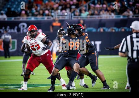 23. Oktober 2021 - Miami Gardens, Florida, USA: Miami Hurricanes gegen NC State Wolfpack, 2021 College Football Game im Hard Rock Stadium. Stockfoto