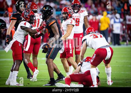 23. Oktober 2021 - Miami Gardens, Florida, USA: Miami Hurricanes gegen NC State Wolfpack, 2021 College Football Game im Hard Rock Stadium. Stockfoto