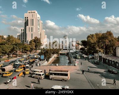 DAMASKUS, SYRIEN - 13. Jan 2020: Shukri al-Quwatli Straße im Zentrum von Damaskus neben dem Barada Fluss, syrisches Tourismusministerium. Stockfoto