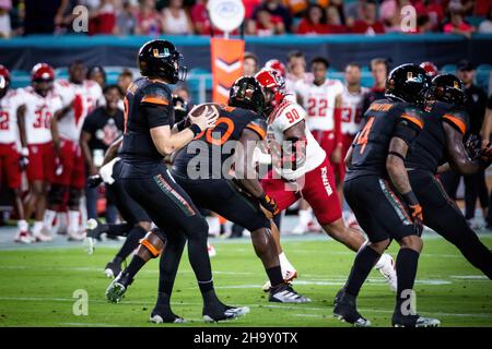 23. Oktober 2021 - Miami Gardens, Florida, USA: Miami Hurricanes gegen NC State Wolfpack, 2021 College Football Game im Hard Rock Stadium. Stockfoto