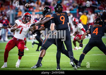 23. Oktober 2021 - Miami Gardens, Florida, USA: Miami Hurricanes gegen NC State Wolfpack, 2021 College Football Game im Hard Rock Stadium. Stockfoto