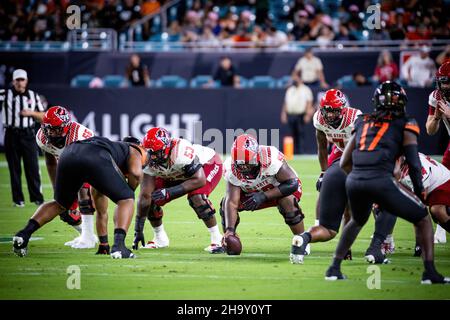 23. Oktober 2021 - Miami Gardens, Florida, USA: Miami Hurricanes gegen NC State Wolfpack, 2021 College Football Game im Hard Rock Stadium. Stockfoto