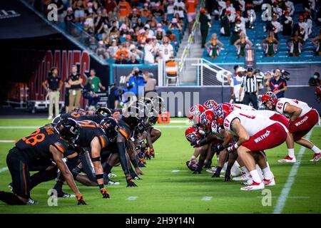 23. Oktober 2021 - Miami Gardens, Florida, USA: Miami Hurricanes gegen NC State Wolfpack, 2021 College Football Game im Hard Rock Stadium. Stockfoto