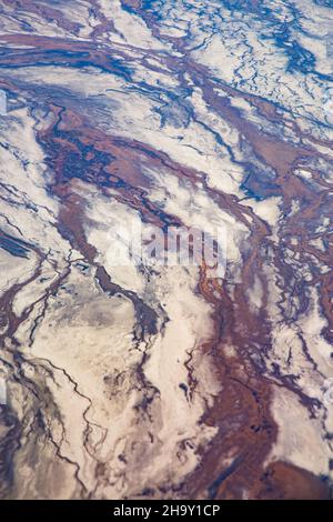 Abstrakt Luftaufnahme von oben auf die Natur Wüstenlandschaft und das getrocknete Flussbett Stockfoto