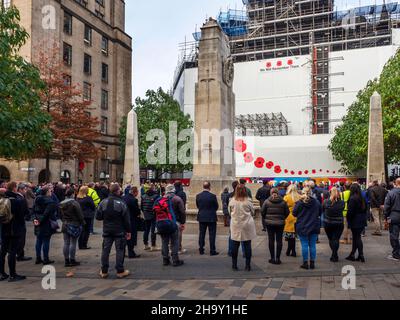 Menschen beobachten zwei Minuten Schweigen auf dem Kenotaph am Gedenktag 11. November 2021 Manchester Greater Manchester England Stockfoto