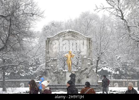 Wien. 9th Dez 2021. Das Foto vom 9. Dezember 2021 zeigt das Johann Strauss Denkmal im Schnee im Stadtpark, Wien, Österreich. Starker Schneefall traf Wien am Donnerstag. Kredit: Guo Chen/Xinhua/Alamy Live Nachrichten Stockfoto