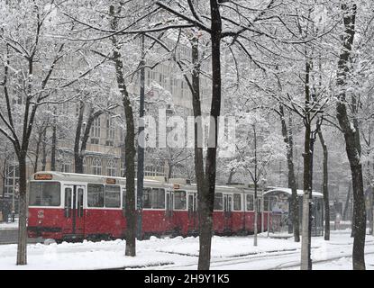 Wien. 9th Dez 2021. Das Foto vom 9. Dezember 2021 zeigt eine Straßenbahn im Schnee in Wien, Österreich. Starker Schneefall traf Wien am Donnerstag. Kredit: Guo Chen/Xinhua/Alamy Live Nachrichten Stockfoto