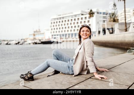 Junge Frau am Yachthafen von Faro, Algarve, Portugal Stockfoto