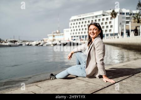 Junge Frau am Yachthafen von Faro, Algarve, Portugal Stockfoto