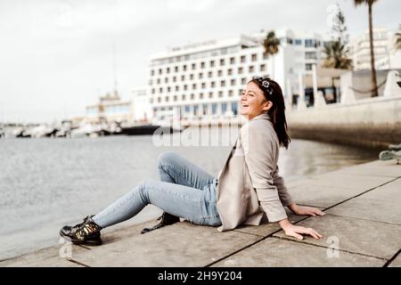 Junge Frau am Yachthafen von Faro, Algarve, Portugal Stockfoto