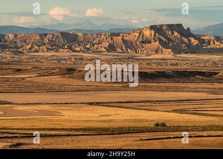 Landschaft von Piskerra Zone mit einzigartigen Felsformationen in Wüstengebiet von Las Bardenas Reales in Navarra bei Sonnenuntergang aus einem Aussichtspunkt, Spanien Stockfoto