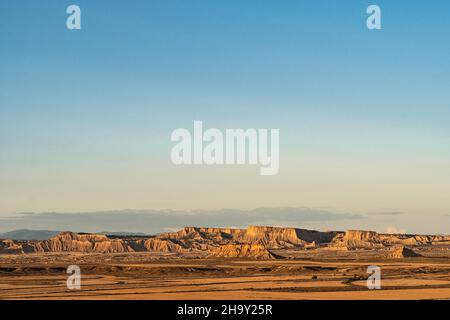 Landschaft von Piskerra Zone mit einzigartigen Felsformationen in Wüstengebiet von Las Bardenas Reales in Navarra bei Sonnenuntergang aus einem Aussichtspunkt, Spanien Stockfoto