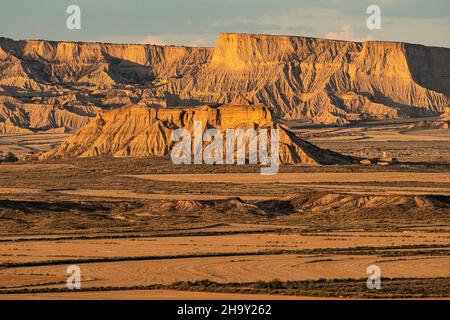 Landschaft von Piskerra Zone mit einzigartigen Felsformationen in Wüstengebiet von Las Bardenas Reales in Navarra bei Sonnenuntergang aus einem Aussichtspunkt, Spanien Stockfoto