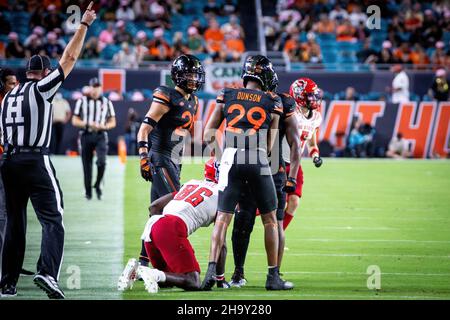 23. Oktober 2021 - Miami Gardens, Florida, USA: Miami Hurricanes gegen NC State Wolfpack, 2021 College Football Game im Hard Rock Stadium. Stockfoto