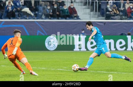 SANKT PETERSBURG, RUSSLAND - 08. DEZEMBER: Sardar Azmoun von Zenit St. Petersburg versucht, während des UEFA Champions League-Spiels der Gruppe H zwischen Zenit St. Petersburg und dem FC Chelsea in der Gazprom Arena am 8. Dezember 2021 in Sankt Petersburg, Russland, auf den Chelsea-Torwart Kepa Arrizabalaga zu schießen. (Foto nach MB-Medien) Stockfoto