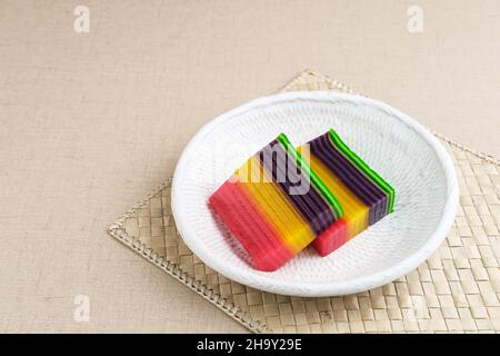 Kue Lapis oder Kue Pepe oder Rainbow Klebstoffkuchen, traditionelles indonesisches Dessert aus Reismehl und Kokosmilch, Schicht für Schicht gedämpft. Stockfoto