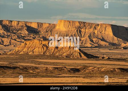 Piskerra-Zone mit einzigartigen Felsformationen im Wüstengebiet Las Bardenas Reales in Navarra bei Sonnenuntergang, Spanien Stockfoto