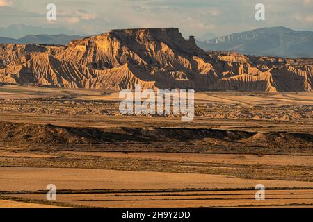 Piskerra-Zone mit einzigartigen Felsformationen im Wüstengebiet Las Bardenas Reales in Navarra bei Sonnenuntergang, Spanien Stockfoto