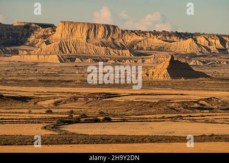 Landschaft von Piskerra Zone mit einzigartigen Felsformationen in Wüstengebiet von Las Bardenas Reales in Navarra bei Sonnenuntergang aus einem Aussichtspunkt, Spanien Stockfoto